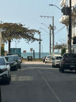 Cobertura com ampla área externa a 150 m da praia